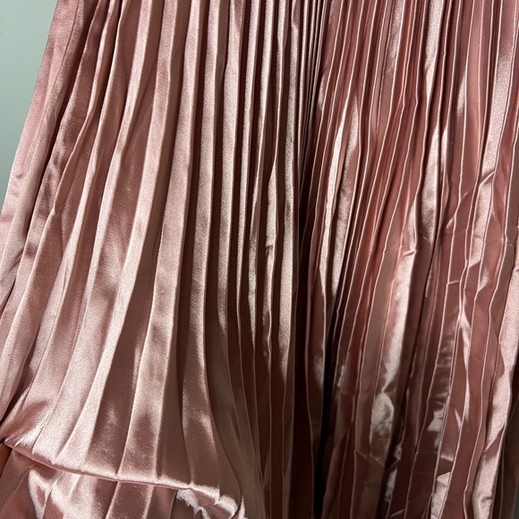 Promesa Satin Pleated Skirt in Black and Pink - Picture 2 of 4